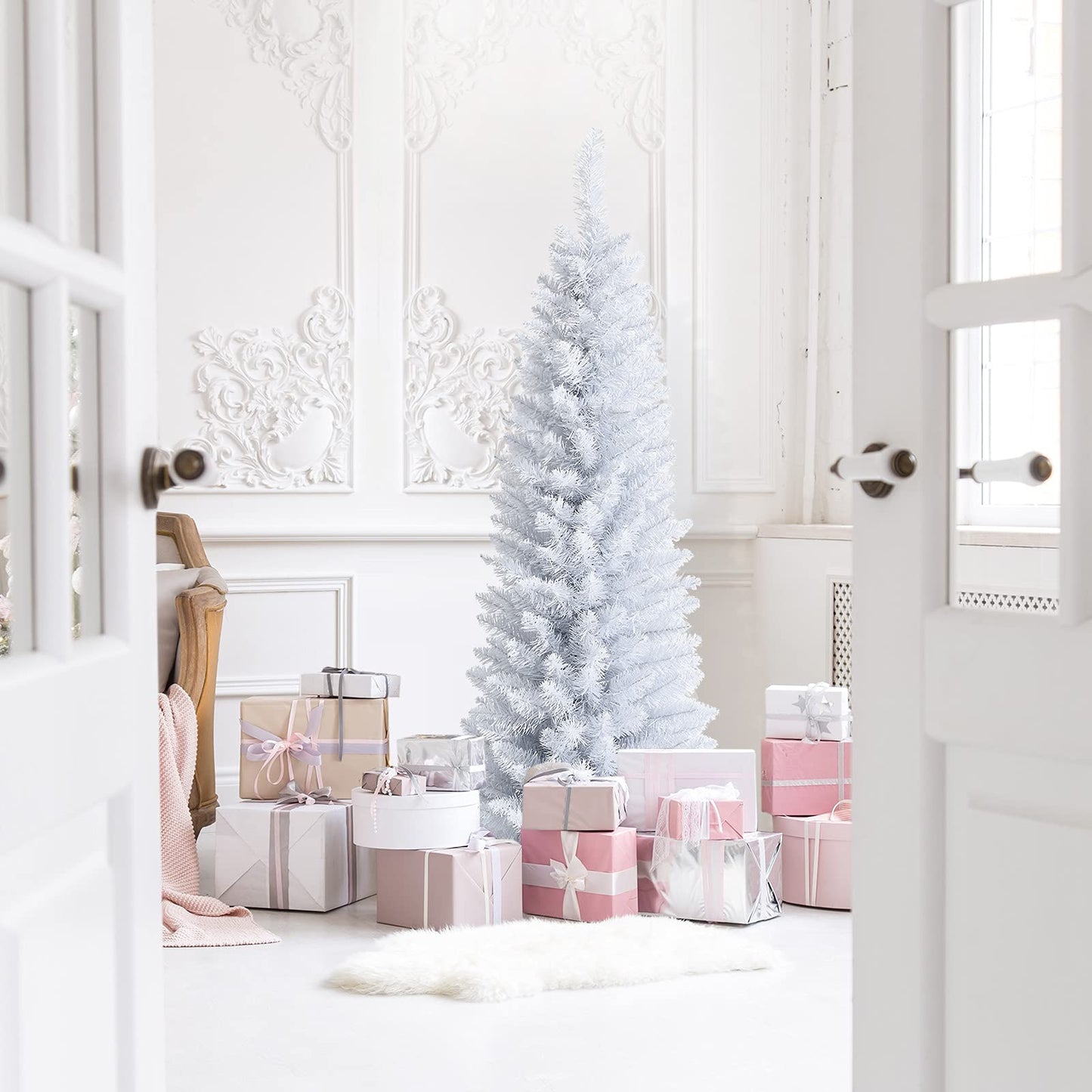 5 Ft Unlit Snow Flocked Christmas Tree with 240 Branch Tips